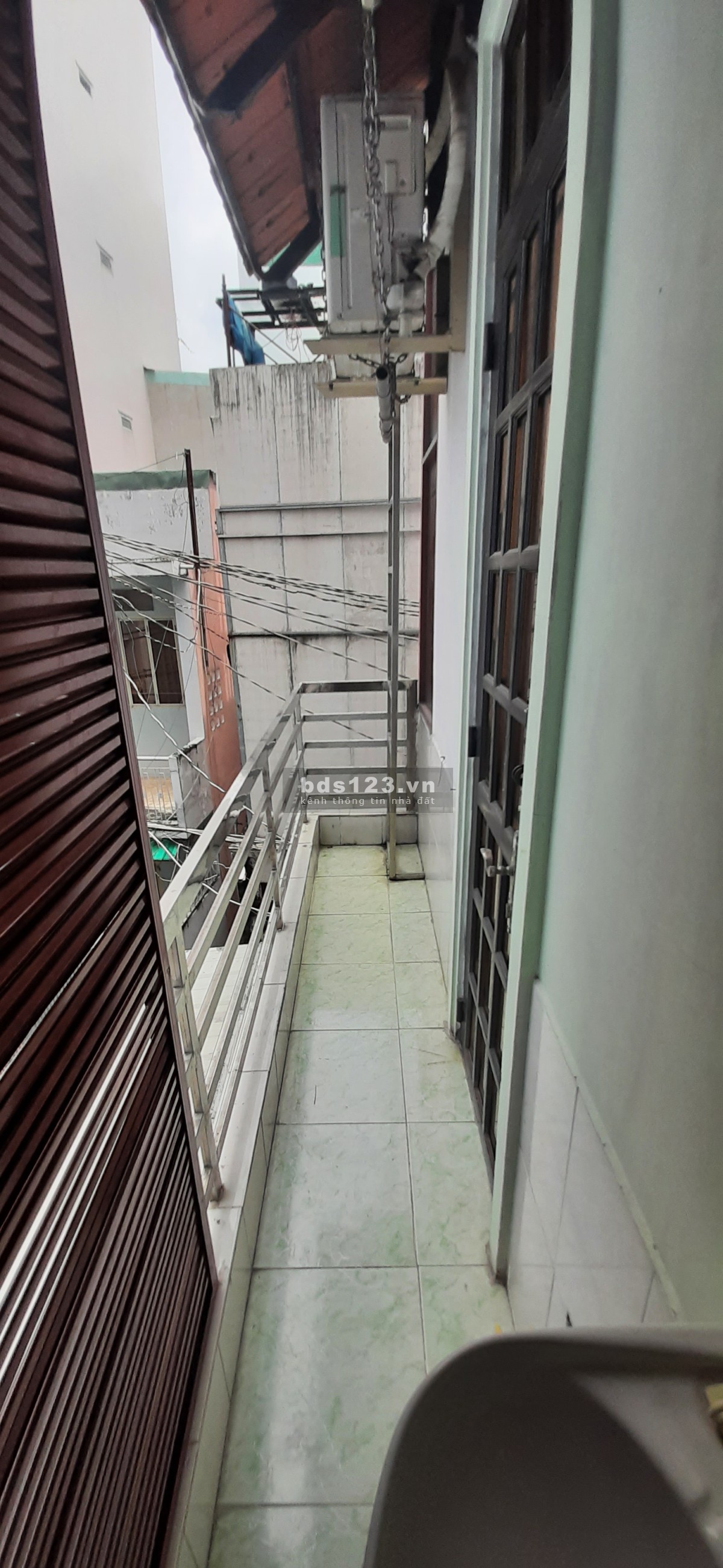 Cho thuê nhà cách chợ nhỏ Phan Tây Hồ 10m, hẻm thông giá thương lượng