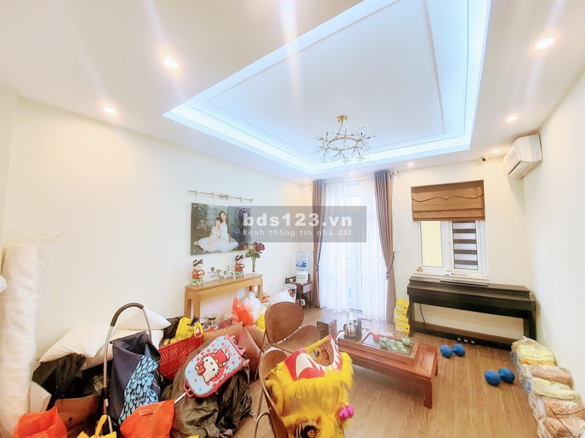 Hàng xóm TIME city,bán căn 5 tầng Minh Khai.Đường rộng 7m giá chưa tới 4 tỷ.