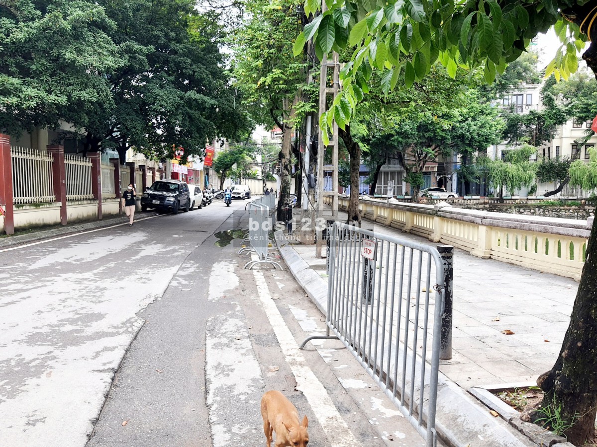 Bán gấp nhà mới xây 2019 khu dân trí cao Cầu Giấy giá 9 tỷ, dt 56m2, 5 tầng, 3,6m