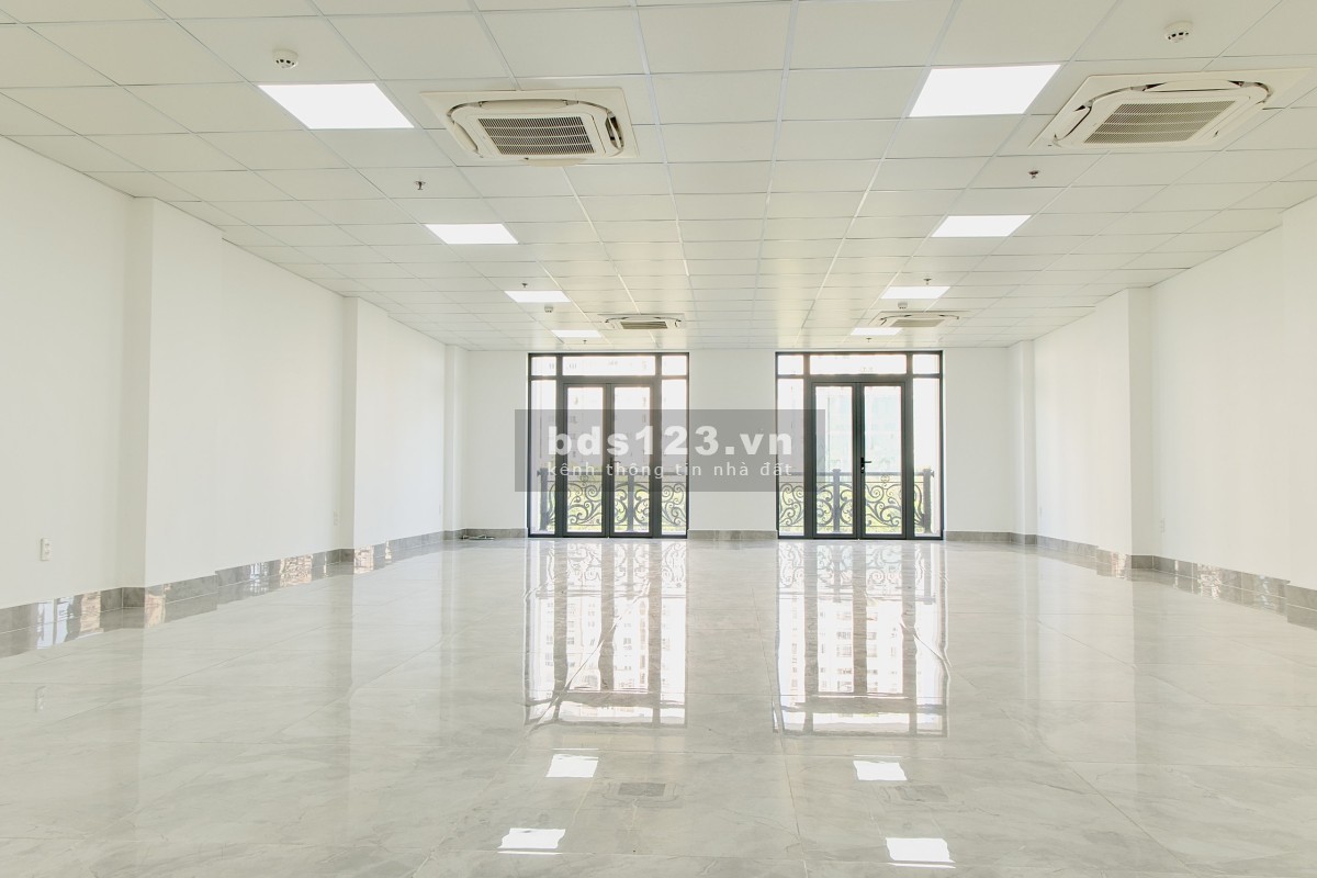 Cho thuê văn phòng diện tích 136m2, view đẹp, giá tốt, tiện ích đủ