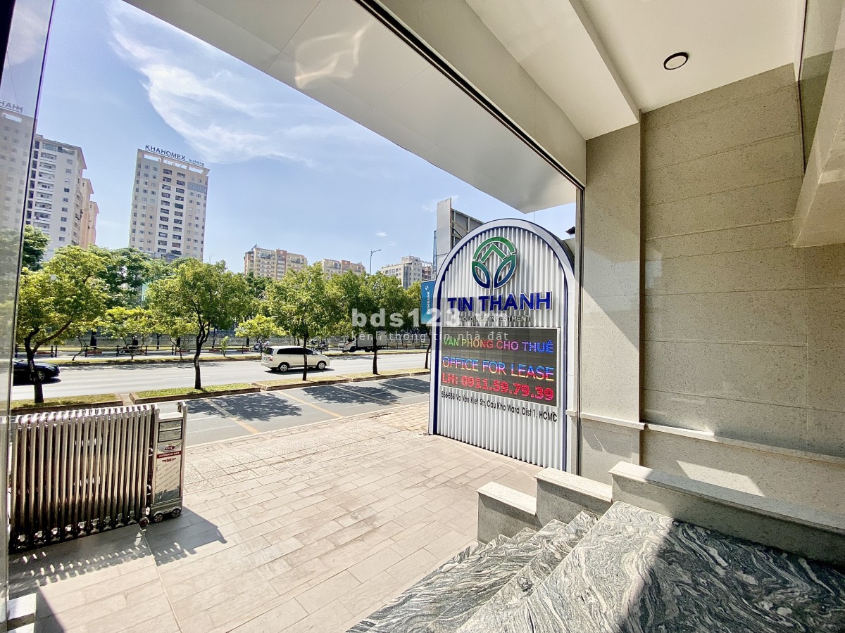 Cho thuê văn phòng diện tích 136m2, view đẹp, giá tốt, tiện ích đủ