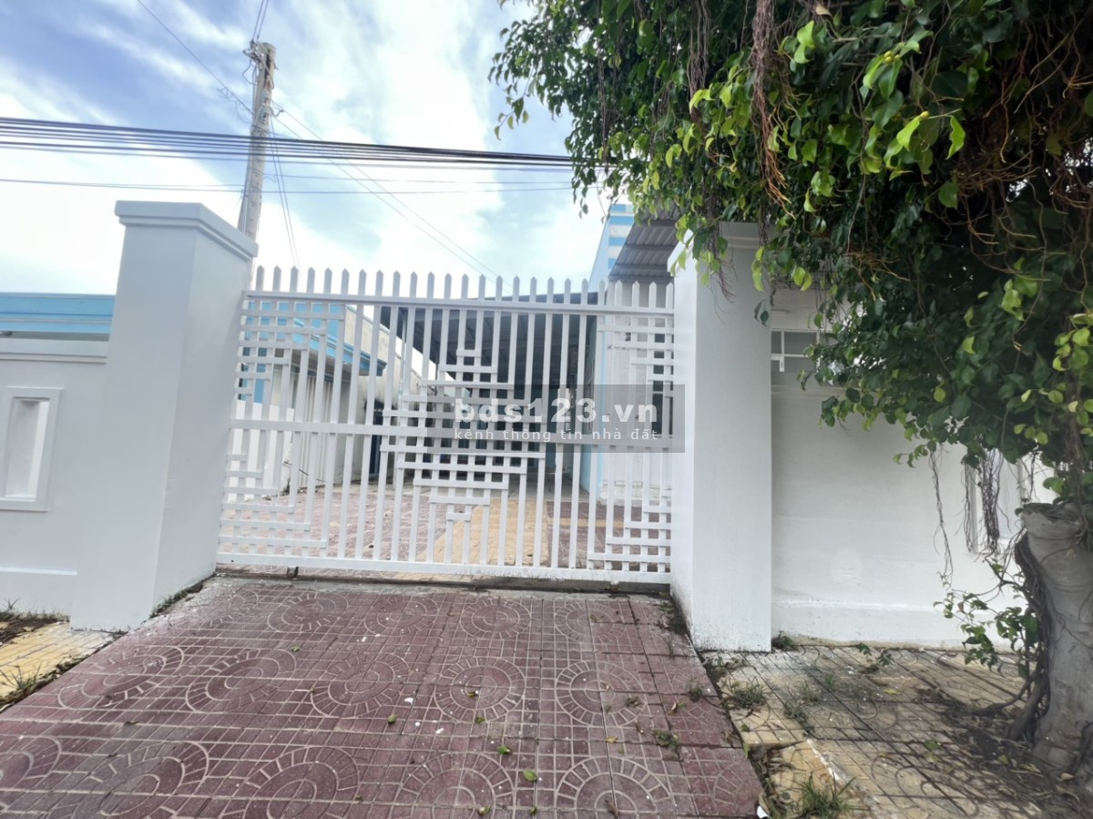 Chủ ngộp cần bán nhanh đất nền 194m2, kèm nhà cấp 4, đường lớn 27m