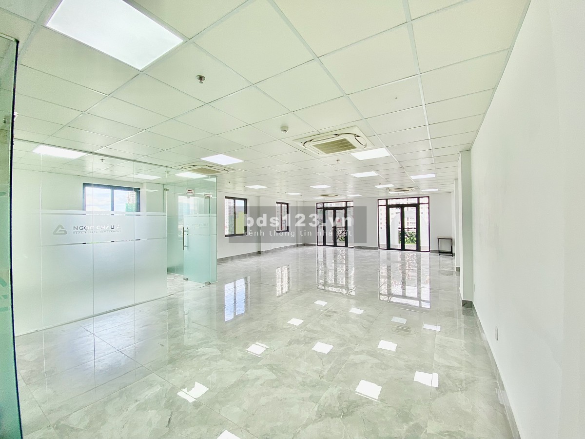 Cho thuê văn phòng diện tích 136m2, view đẹp, giá tốt, tiện ích đủ