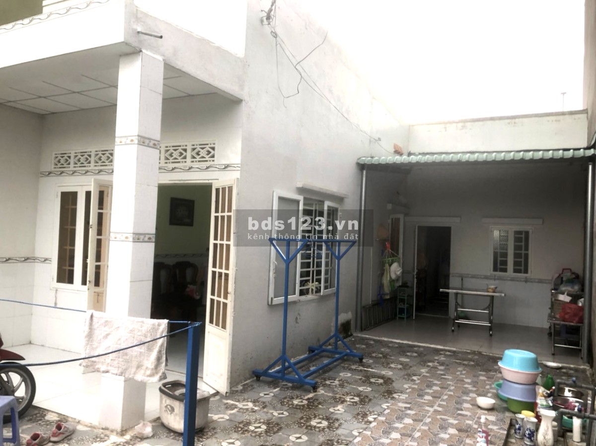 Nhà mới xây gạch còn soáng bóng, sân to rộng tha hồ BBQ cuối…
