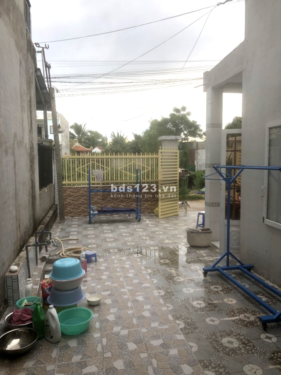 Nhà mới xây gạch còn soáng bóng, sân to rộng tha hồ BBQ cuối…