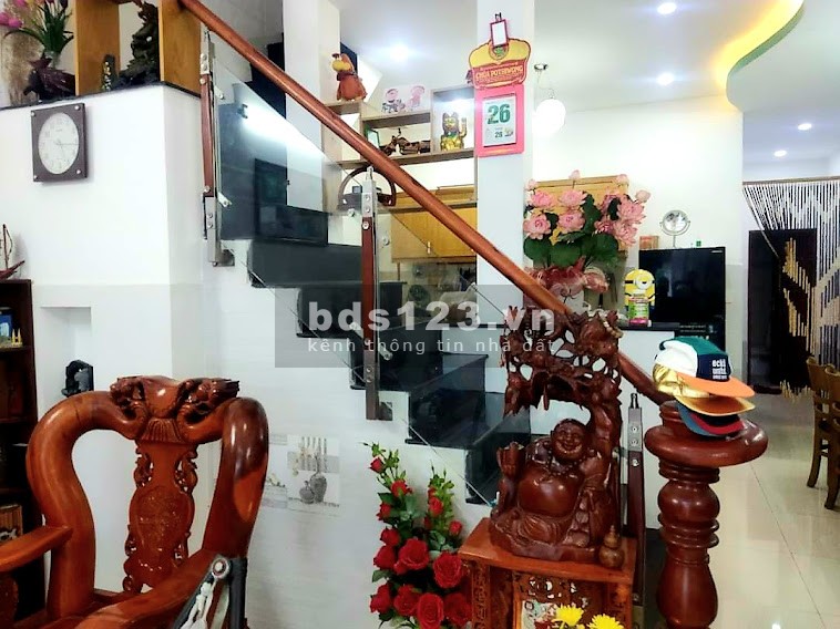 Bán gấp nhà gần ngã tư Hoà Bình và Luỹ Bán Bích, quận Tân Phú, LH 0343875587