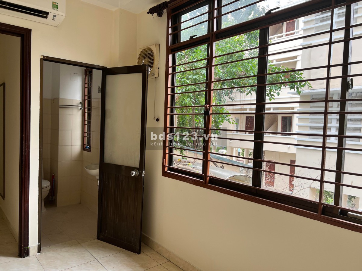 Bán nhà nhỏ hẻm Pasteur phường 6 quận 3, 2 PN đúc kiên cố, có sân thượng