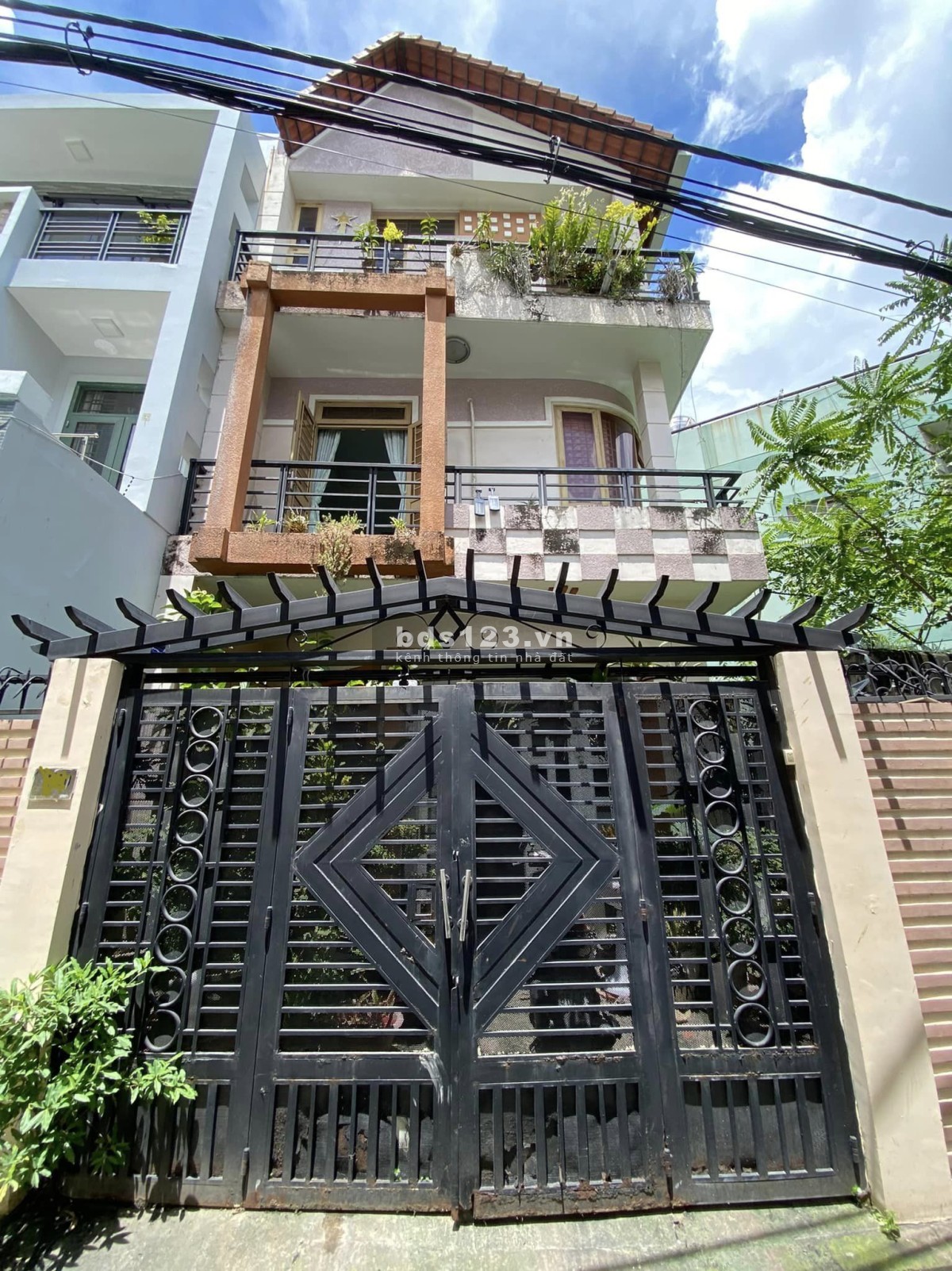 Bán Nhà 1T2L Gốc 2 MT Đường Chợ BT SHR giá 2TY82