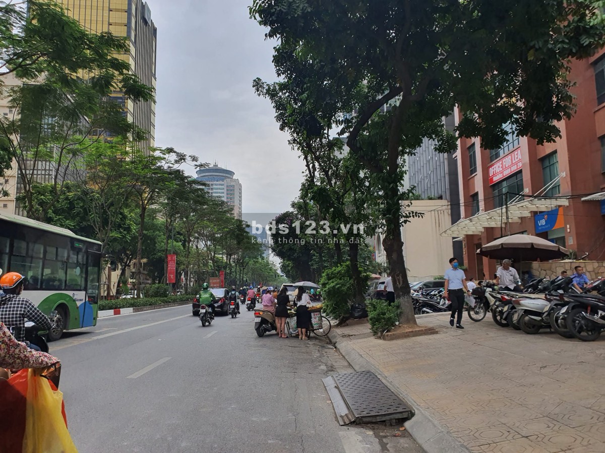Bán nhà mặt phố Láng Hạ Đống Đa, DTSD 175m² x 3 tầng, MT 8,5m, nhỉnh giá 100 tỷ đồng