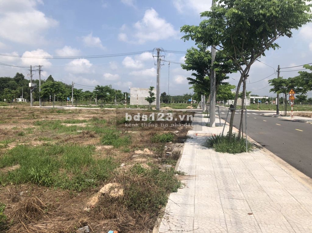 Chính chủ bán đất thổ cư 555m2 (15x37) sổ hồng mt đường nhựa 16m, ngay chợ, trường