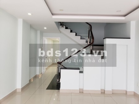 Bán nhà Bình Chánh mặt tiền kinh doanh Đoàn Nguyễn Tuân ít sử dụng, 780 triệu