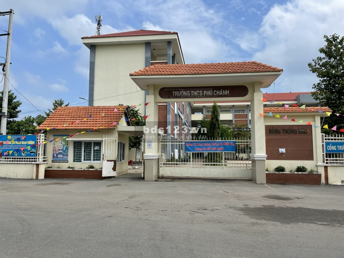 Bán gấp căn nhà 1 trệt 2 lầu ngay mặt tiền Huỳnh Văn Lũy, thuận lợi ở và kinh doanh