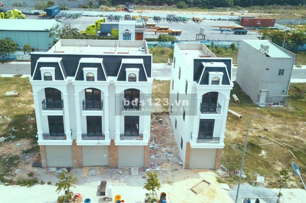 Bán gấp căn nhà 1 trệt 2 lầu ngay mặt tiền Huỳnh Văn Lũy, thuận lợi ở và kinh doanh