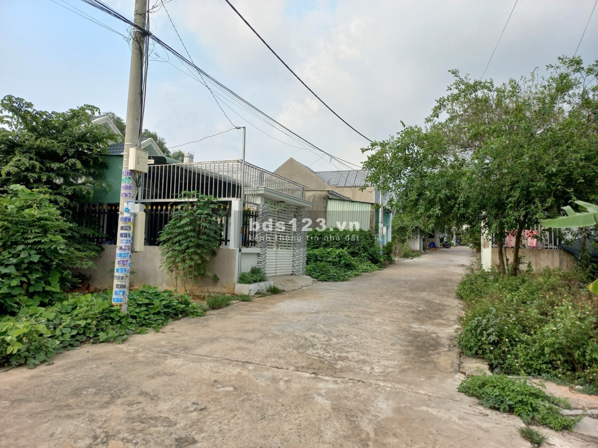 Lãi ngân hàng cao ngộp thở ! Bán gấp 3 lô đất đối diện chợ, trường SHR giá 755 tr