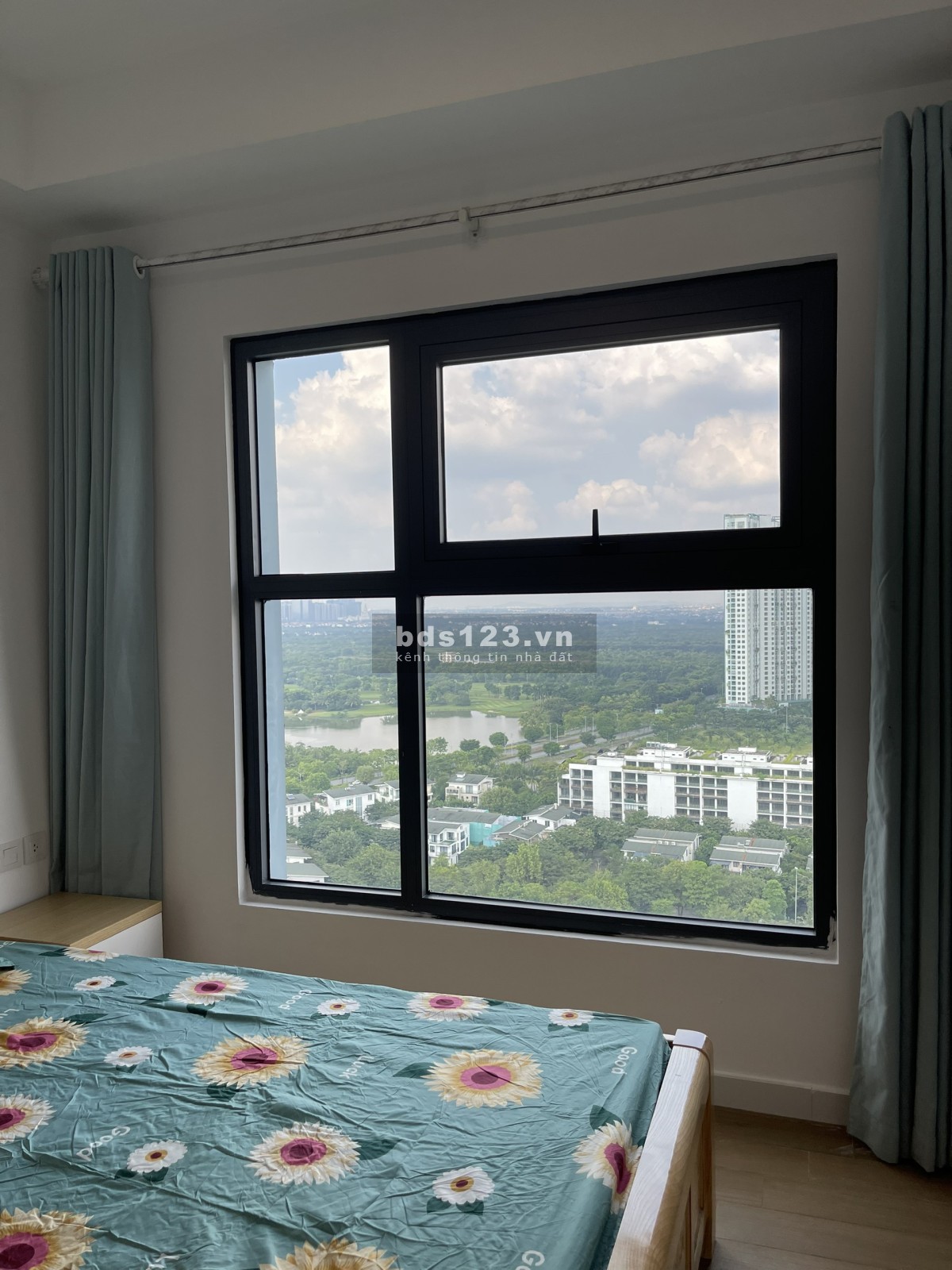 Chính chủ cần bán căn hộ 65m, 2 NG 2WC, giá 2450 bao phí tại Ecopark, LH 0964109408