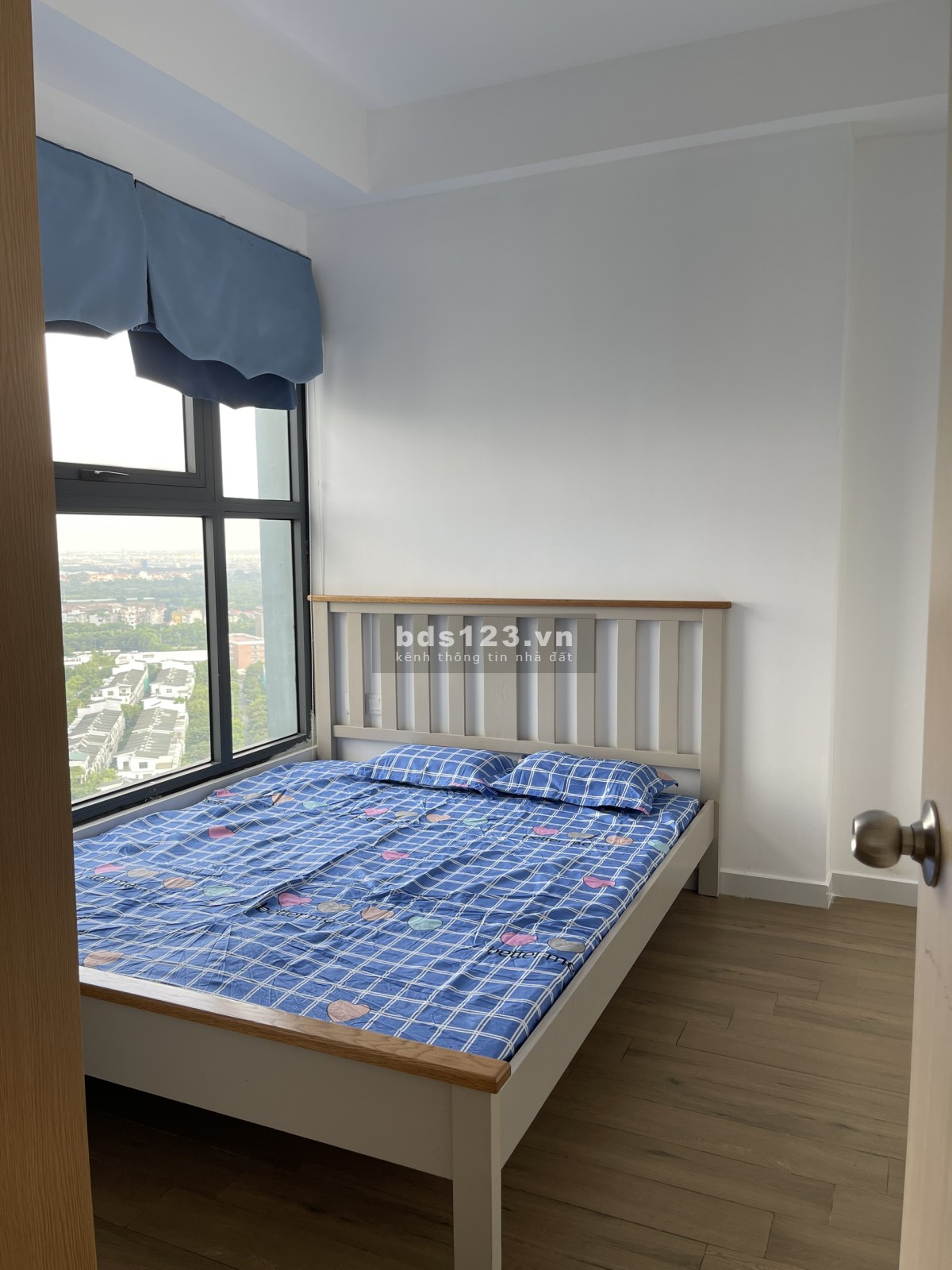 Chính chủ cần bán căn hộ 65m, 2 NG 2WC, giá 2450 bao phí tại Ecopark, LH 0964109408