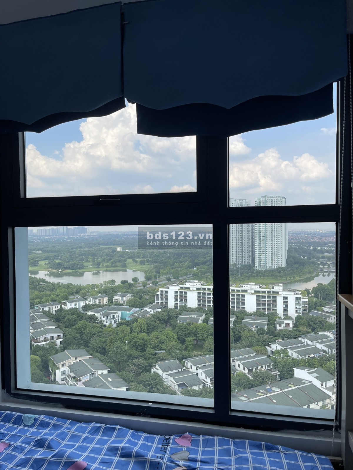 Chính chủ cần bán căn hộ 65m, 2 NG 2WC, giá 2450 bao phí tại Ecopark, LH 0964109408