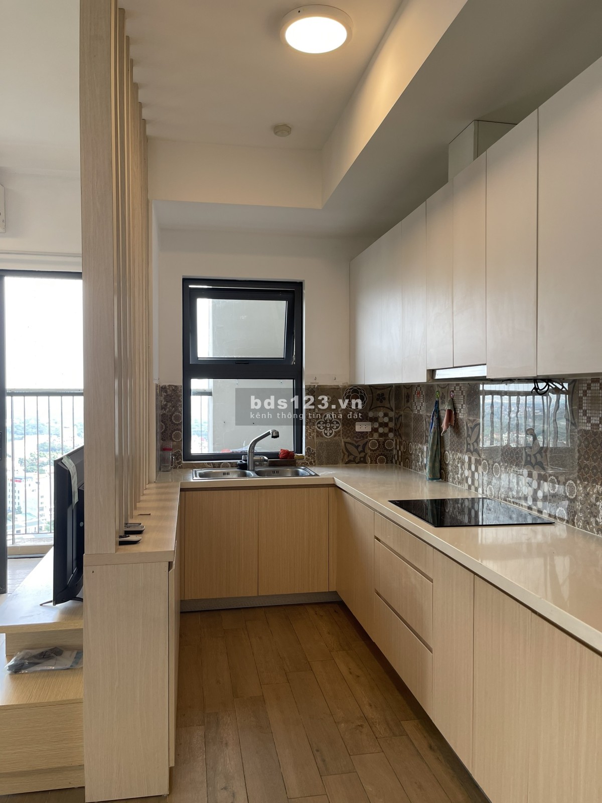 Chính chủ cần bán căn hộ 65m, 2 NG 2WC, giá 2450 bao phí tại Ecopark, LH 0964109408