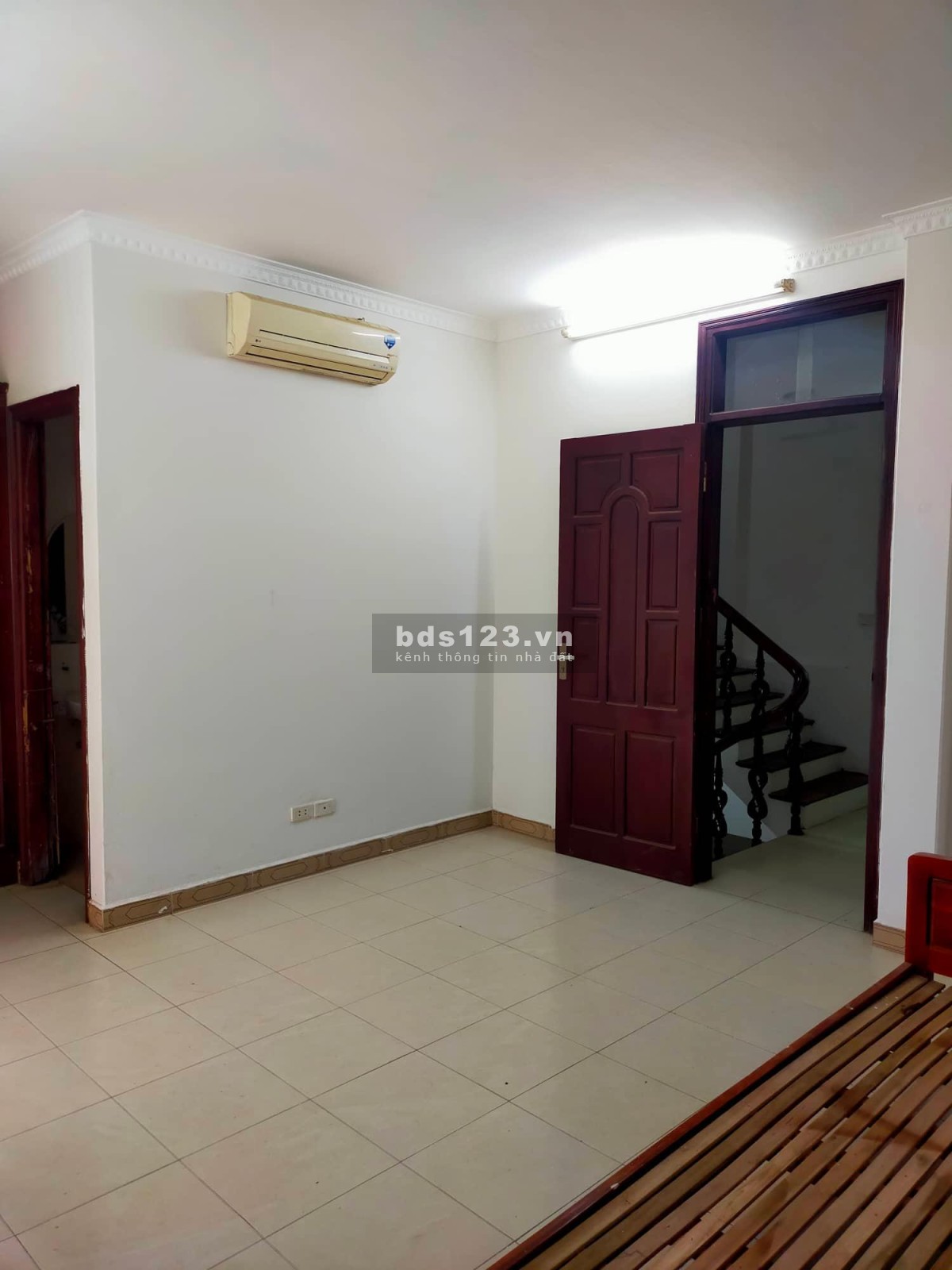 Chính chủ bán nhà 44 ngõ 108 Nghi Tàm , Tây Hồ, ngõ thông oto đỗ cách nhà 10m, 61m²x4T, MT 6m. SDCC