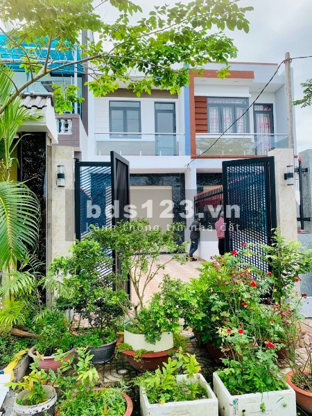 Bán nhà 1 trệt 1 lầu ngay KCN Cầu Trầm, Long An, có SHR, LH 0328735327 xem nhà ngay