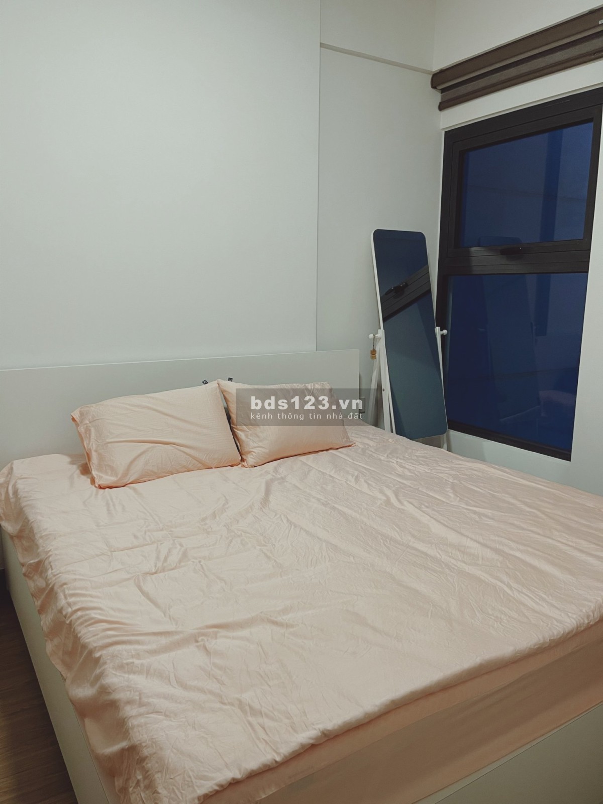 Chủ nhà gửi bán căn hộ 58m, 2 NG 1vs. GIÁ 2TY250 bp đủ đồ tại Ecopark. lh 0964109408( để xem nhà)