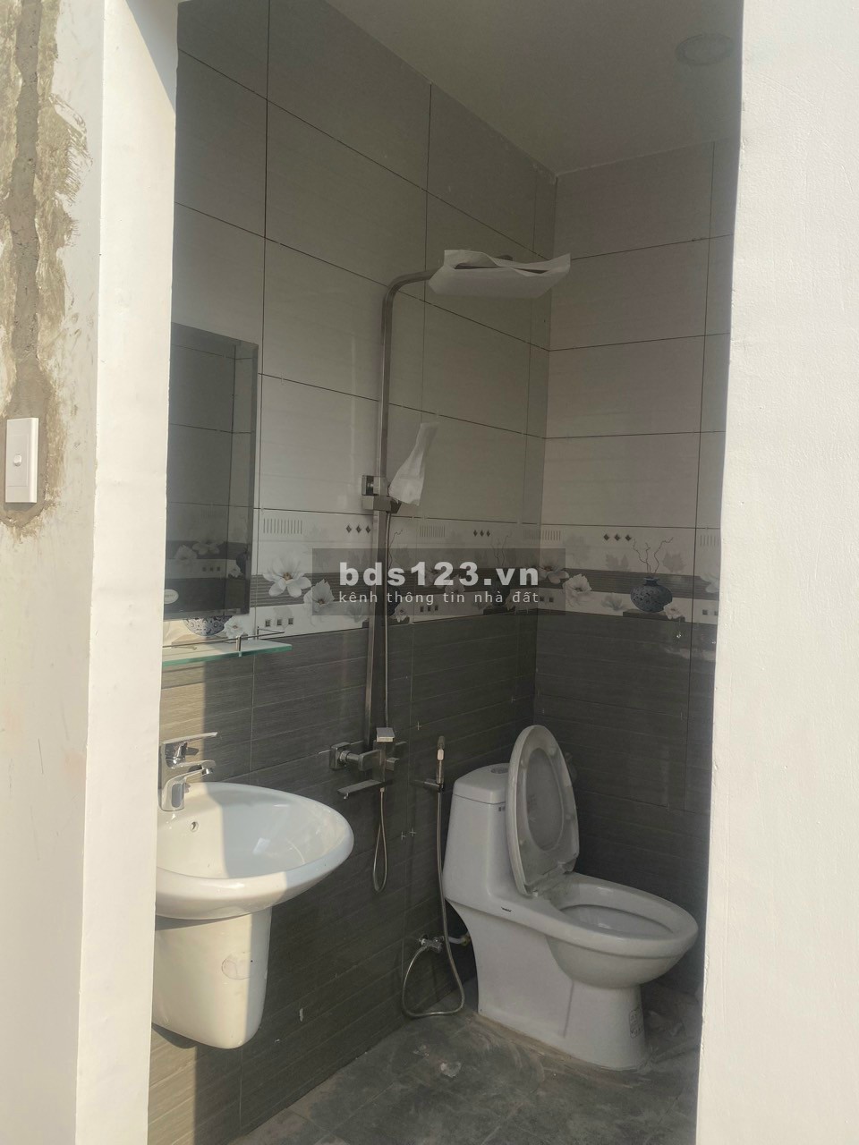 Bán nhà 1 trệt 1 lầu ngay KCN Cầu Trầm, Long An, có SHR, LH 0328735327 xem nhà ngay
