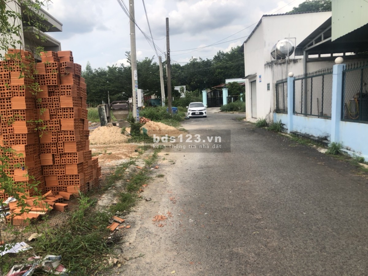 Về quê định cư bán 2 lô đất ở KCN - Bến Cát - Bình Dương, vị trí đẹp, tiện kinh doanh buôn bán