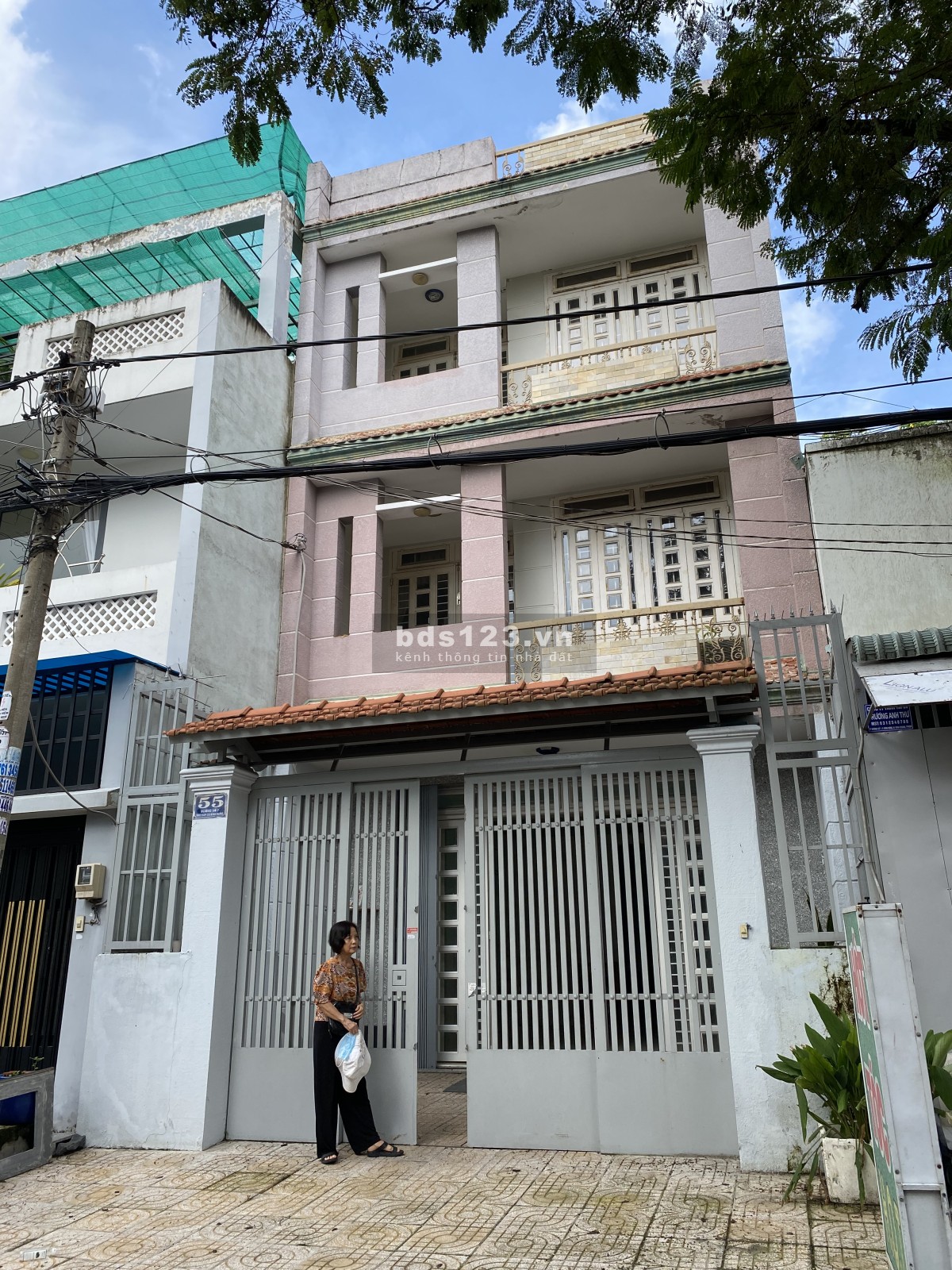 Cho thuê nhà nguyên căn 1 trệt, 2 lầu, sân thượng. 6x20m