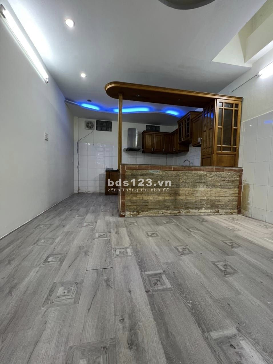 Nhà giá rẻ Cách Nạng Tháng 8, Quận 10, hẻm thông xe hơi, gần chợ trường học, công viên, bệnh viện