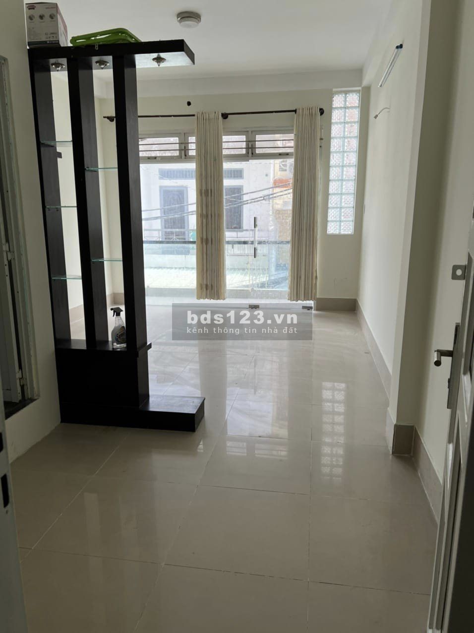 Nhà giá rẻ Cách Nạng Tháng 8, Quận 10, hẻm thông xe hơi, gần chợ trường học, công viên, bệnh viện