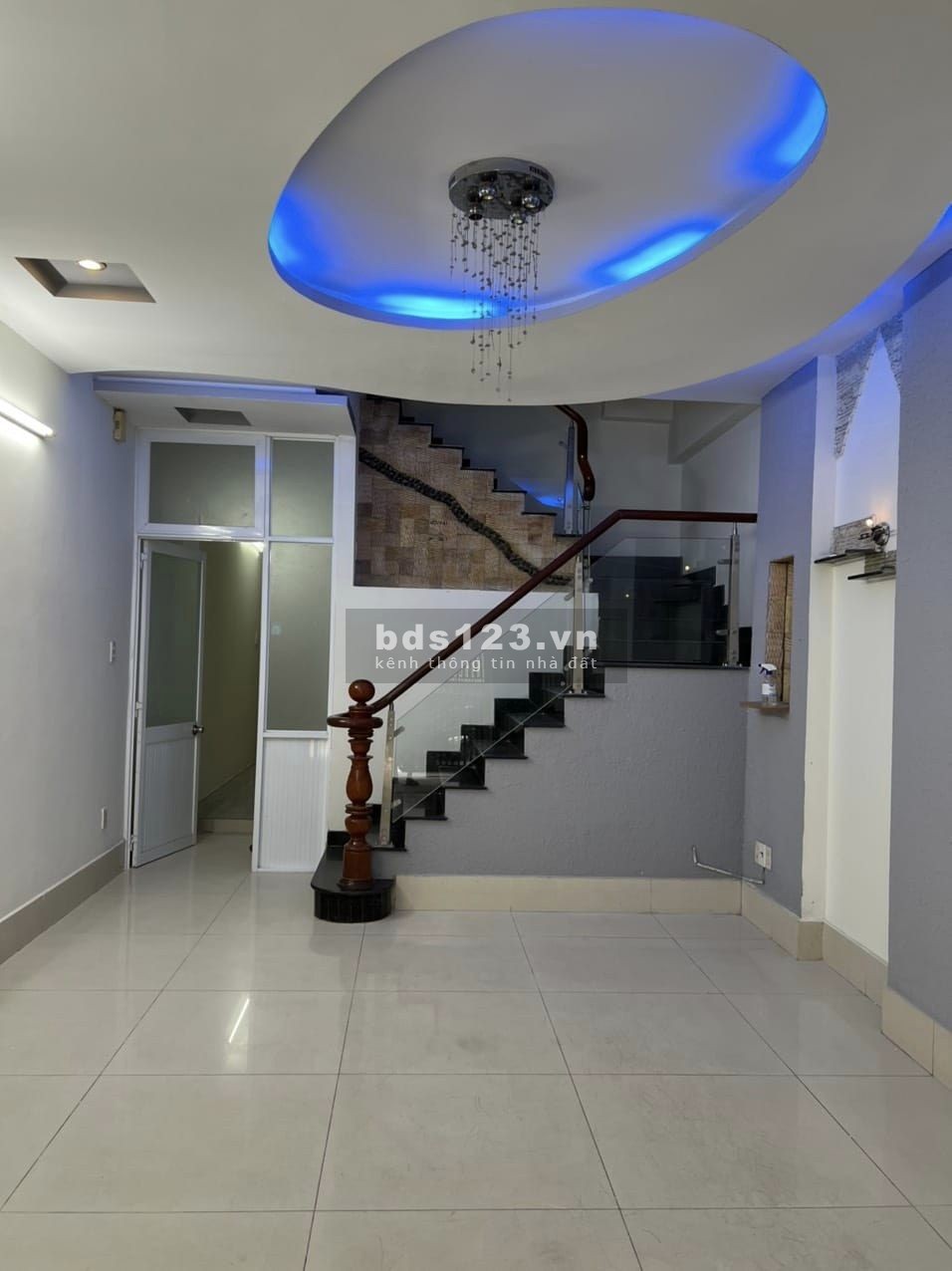 Nhà giá rẻ Cách Nạng Tháng 8, Quận 10, hẻm thông xe hơi, gần chợ trường học, công viên, bệnh viện