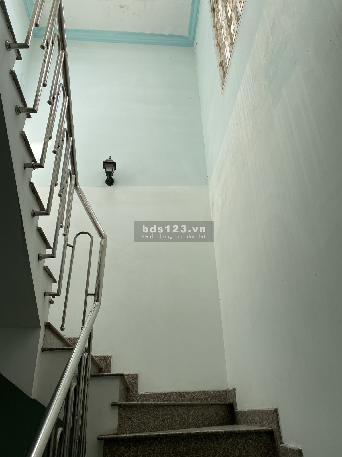 Cho thuê nhà nguyên căn 1 trệt, 2 lầu, sân thượng. 6x20m