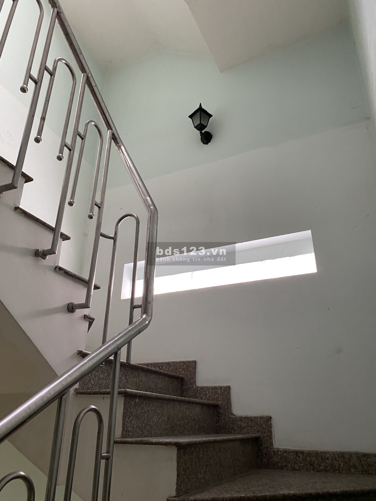 Cho thuê nhà nguyên căn 1 trệt, 2 lầu, sân thượng. 6x20m