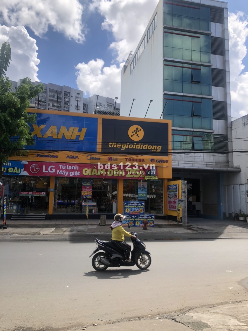 Cho thuê nhà mặt tiền đường Hương Lộ 3, đường CN11, liên hệ 0909763123