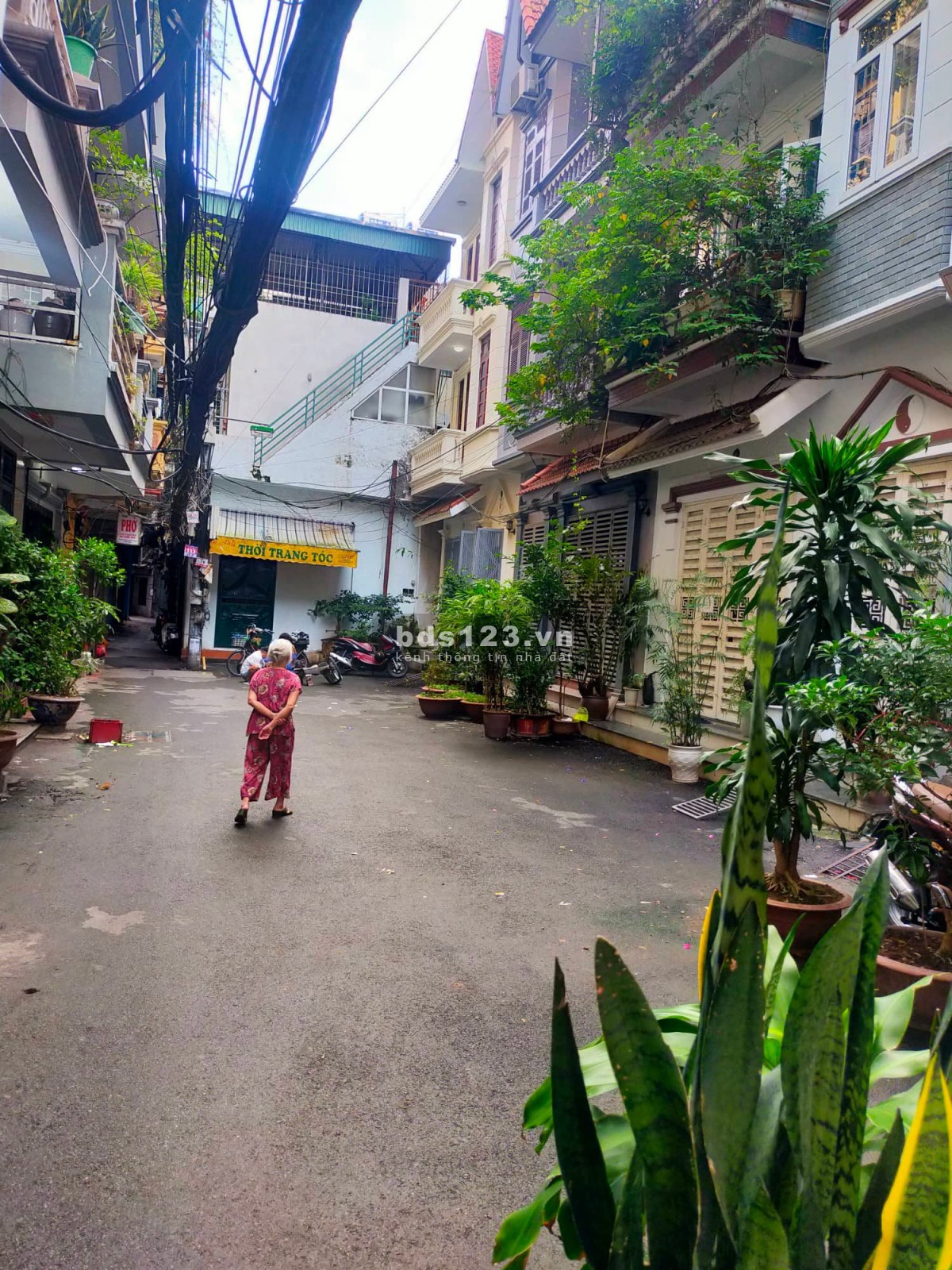 Tôi chính chủ bán nhà ngõ 210 Nghi Tam ngõ thông rộng DT 63m² x 4 tầng, MT 7m, miễn trung gian
