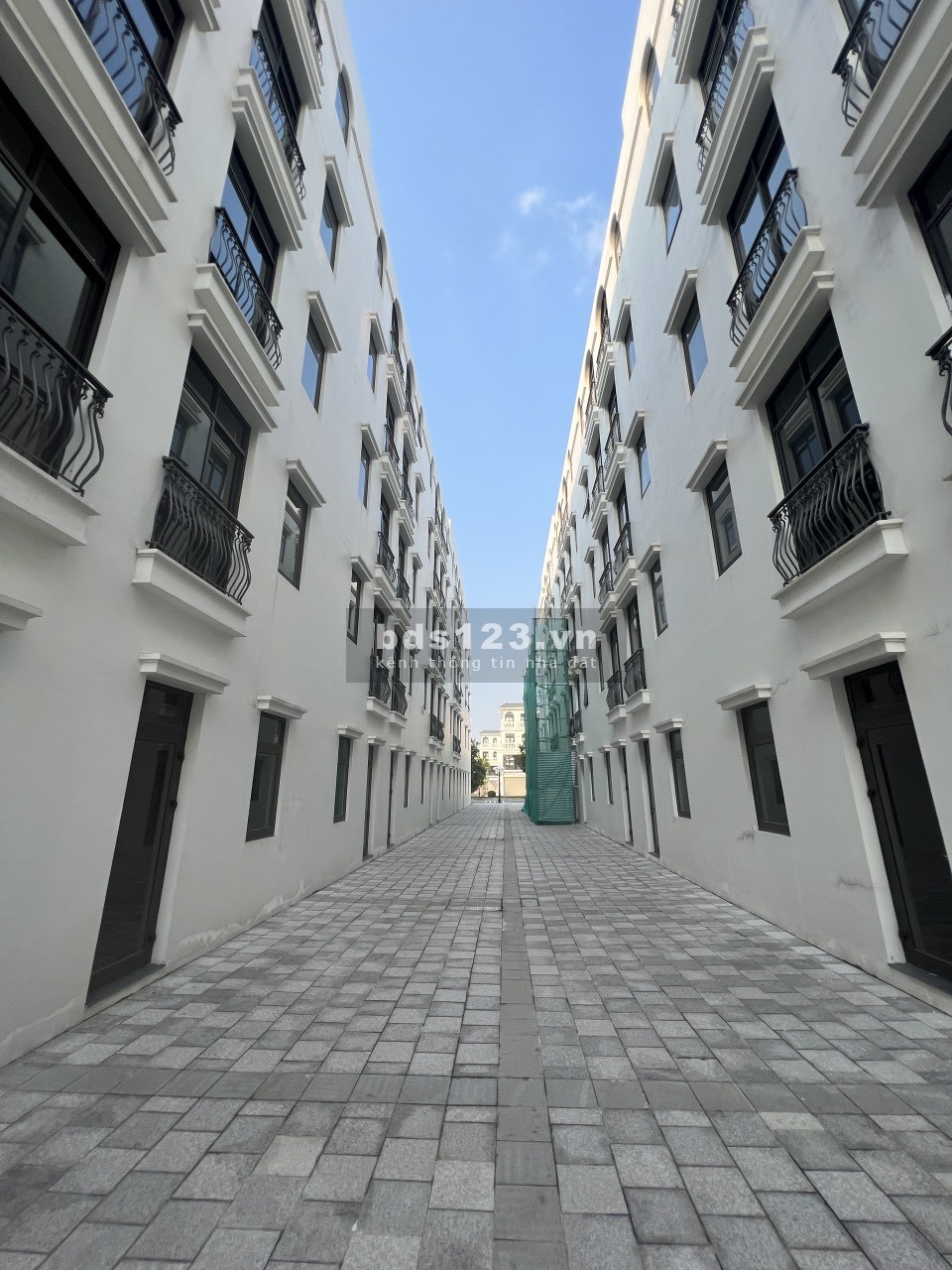 Bán Nhà Phố DT 136 m² với 2 mặt tiền, DTXD 460m² x 5,5 tầng, khu kinh doanh sầm uất