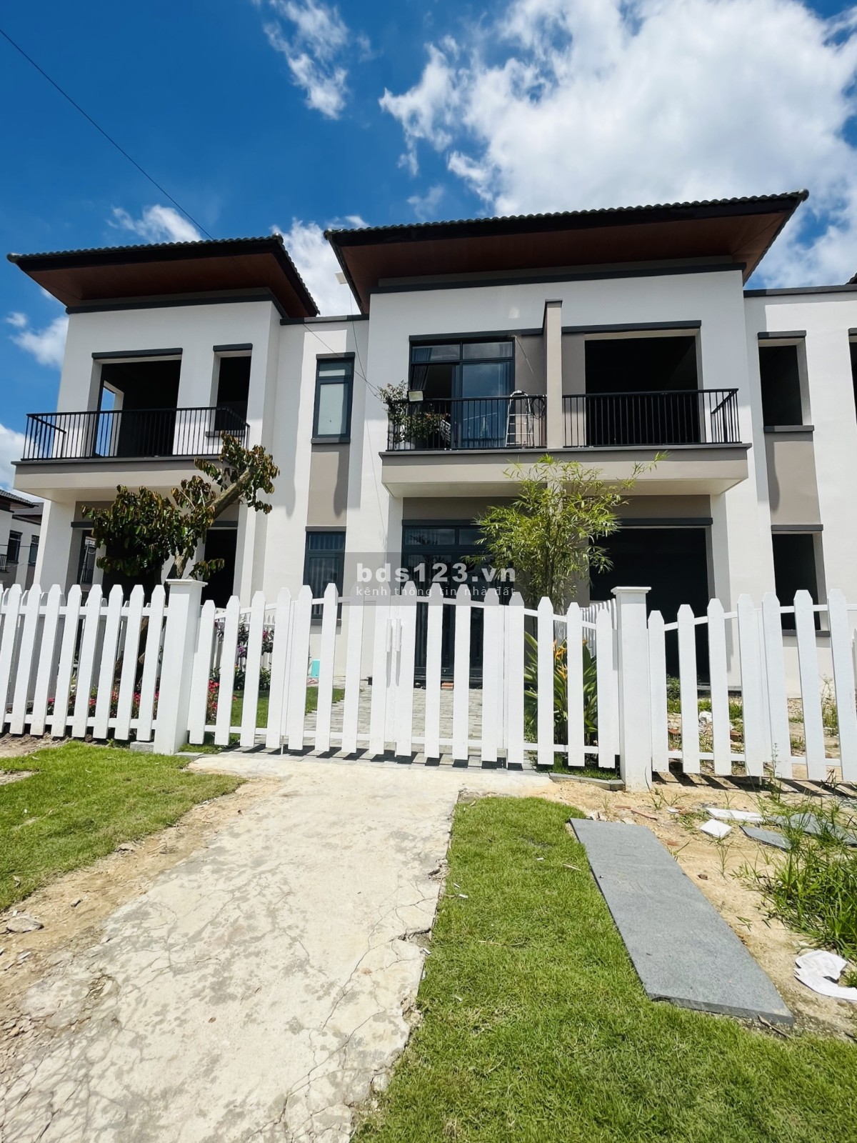 Chính chủ bán gấp nhà phố Bình Dương vừa xây dựng xong 2 lầu SHR trả trước 450 triệu còn lại góp