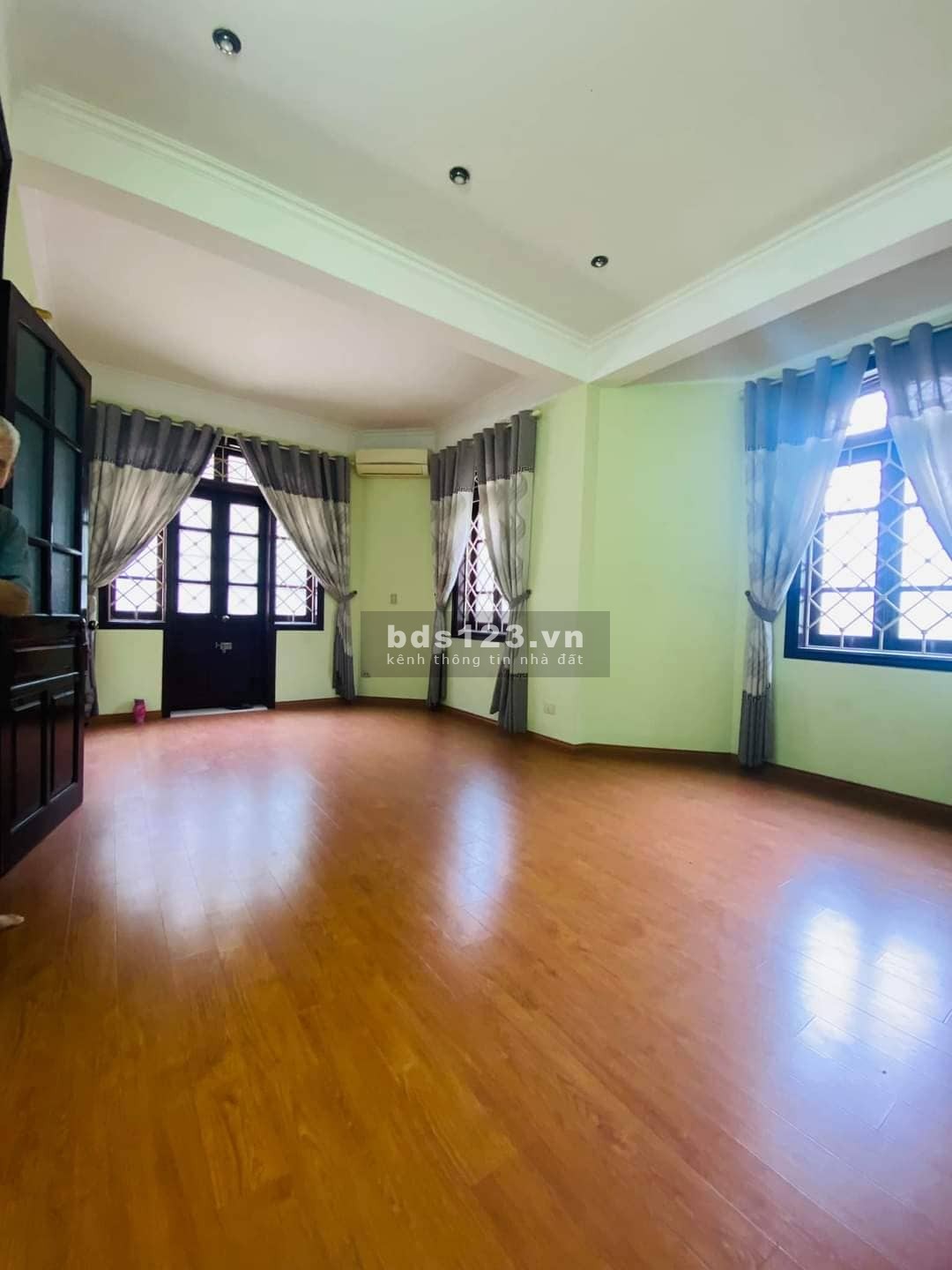 Bán nhà mặt phố lô góc cầu giấy kinh doanh ô tô tránh, dt 48m2, 4 tầng mặt tiền khủng