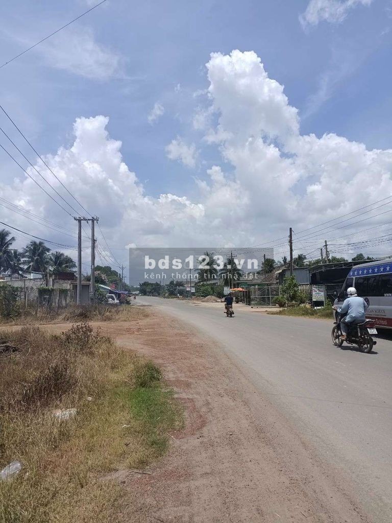 Tôi chính chủ cần bán lô đất ngay chợ, thổ cư 100% đã có sổ hồng