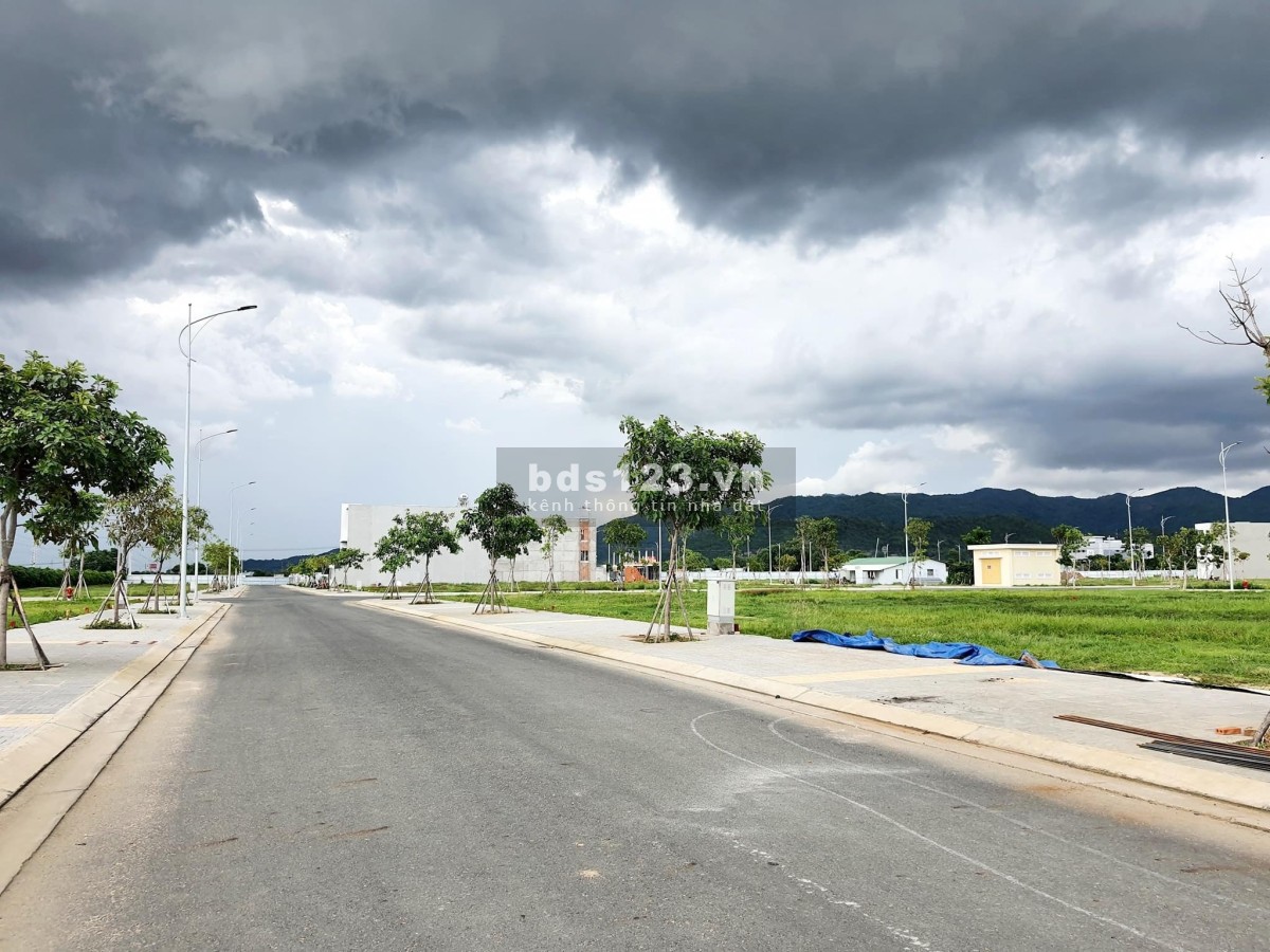 Cần bán lô biệt thự Bà Rịa CityGate, giá 4.7 tỷ , dt 326m2. Lh em Yến 0906925656