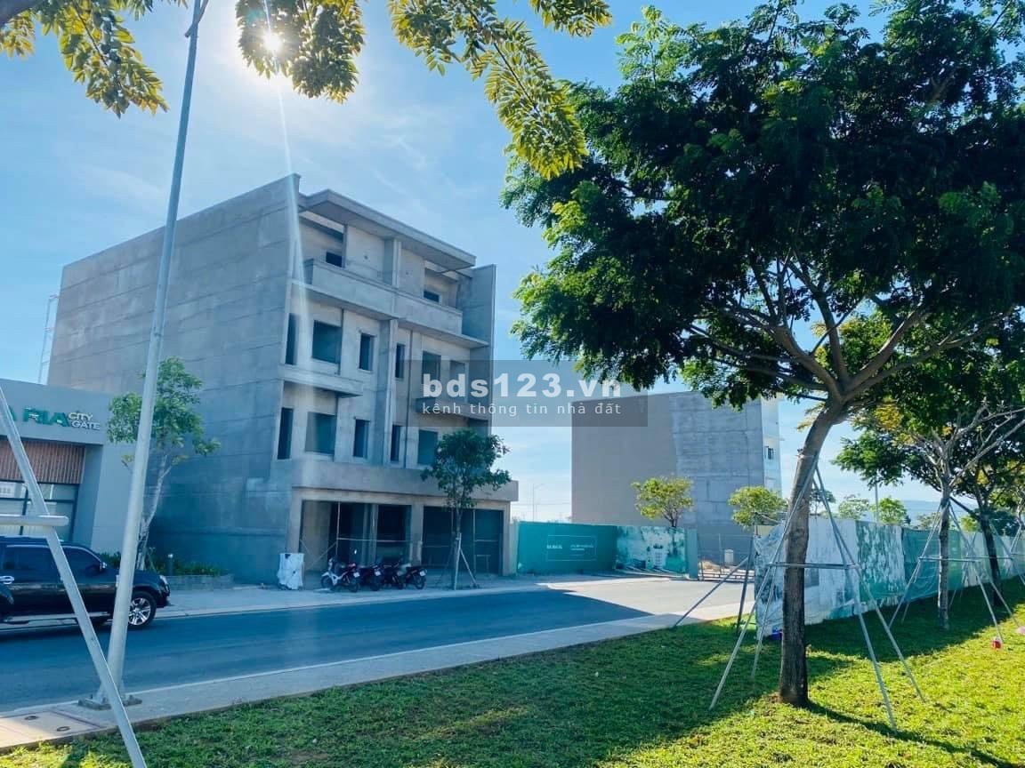 Cần bán lô biệt thự Bà Rịa CityGate, giá 4.7 tỷ , dt 326m2. Lh em Yến 0906925656