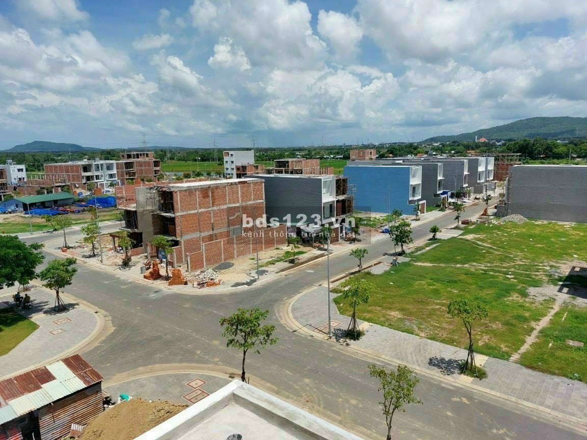 Cần bán lô biệt thự Bà Rịa CityGate, giá 4.7 tỷ , dt 326m2. Lh em Yến 0906925656