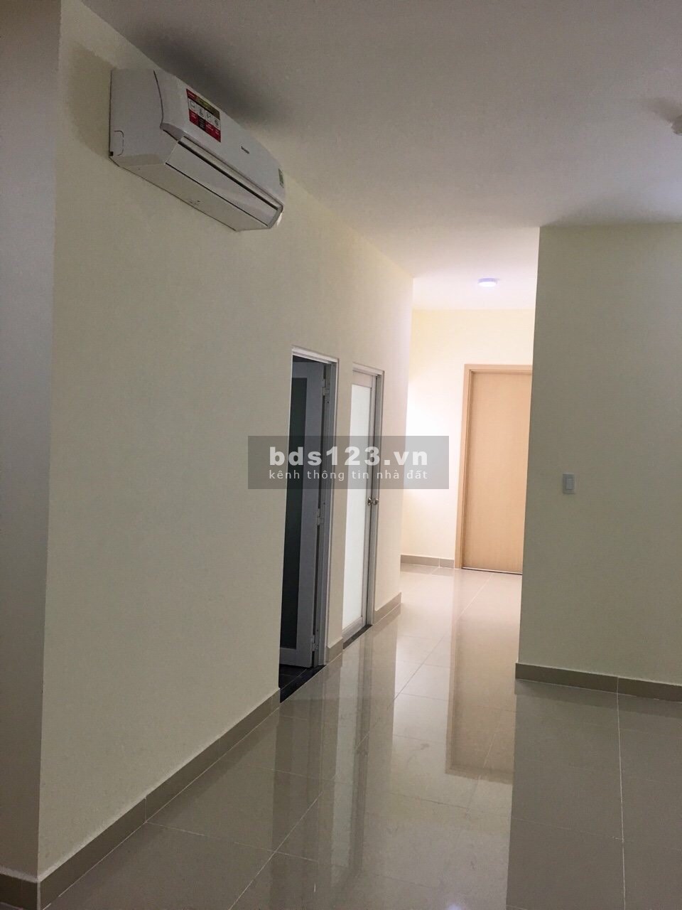 Cần bán gấp chung cư 2pn Oriental Plaza diện tích 80m2