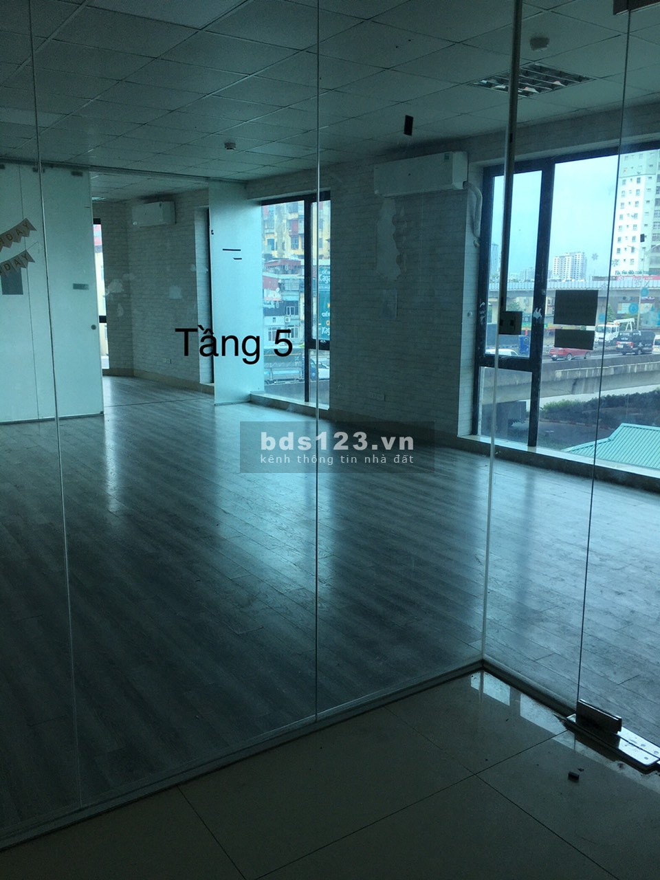 Cho thuê nhà văn phòng lô đất vàng mặt đường Nguyễn Xiển, sàn 130m2