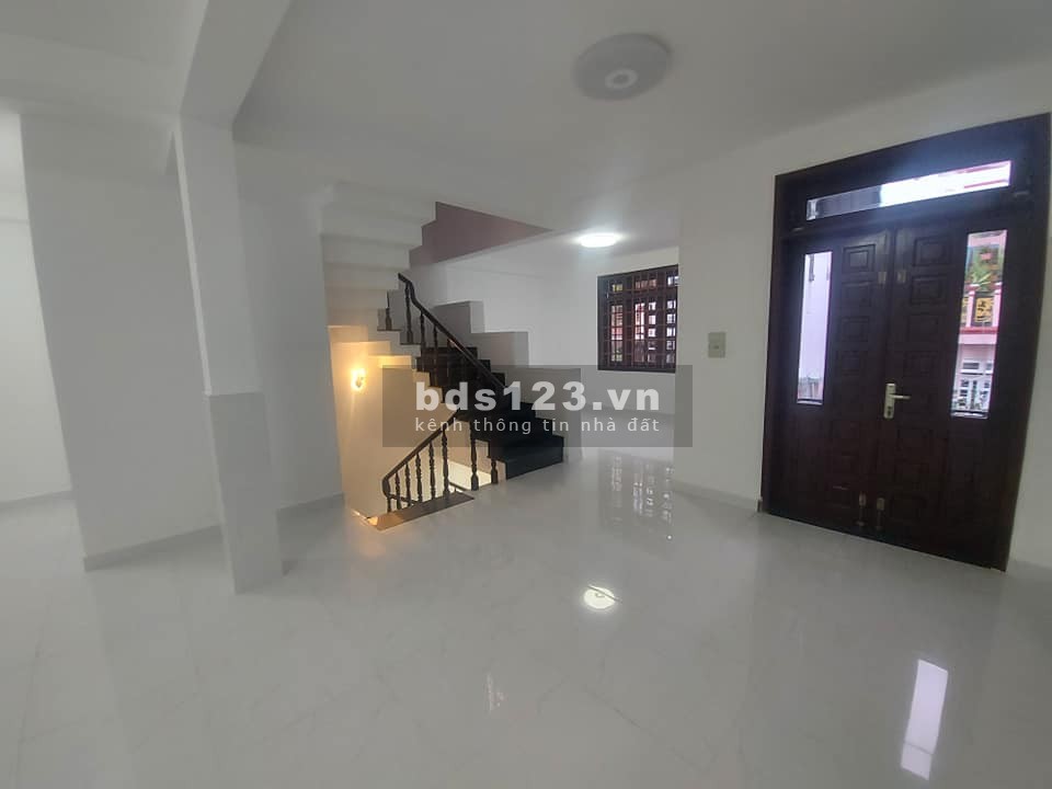 Bán nhà MTKD kế sân bay, DT 60m² x 4 tầng, ngang 7,5m, giá chỉ 16,5 tỷ đồng khu đông dân