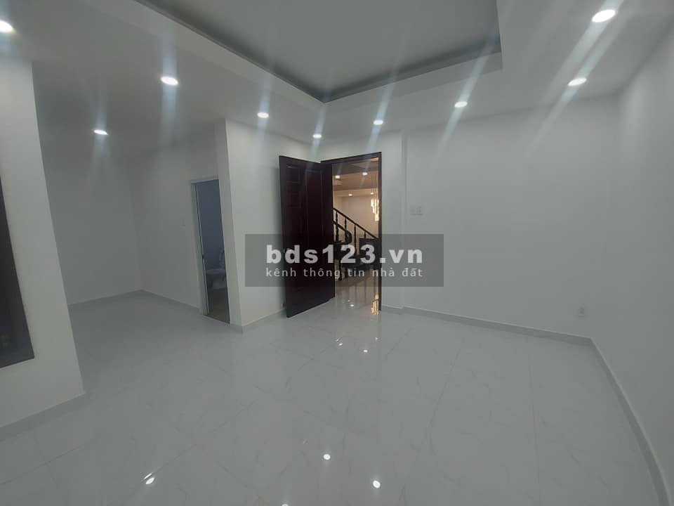 Bán nhà MTKD kế sân bay, DT 60m² x 4 tầng, ngang 7,5m, giá chỉ 16,5 tỷ đồng khu đông dân