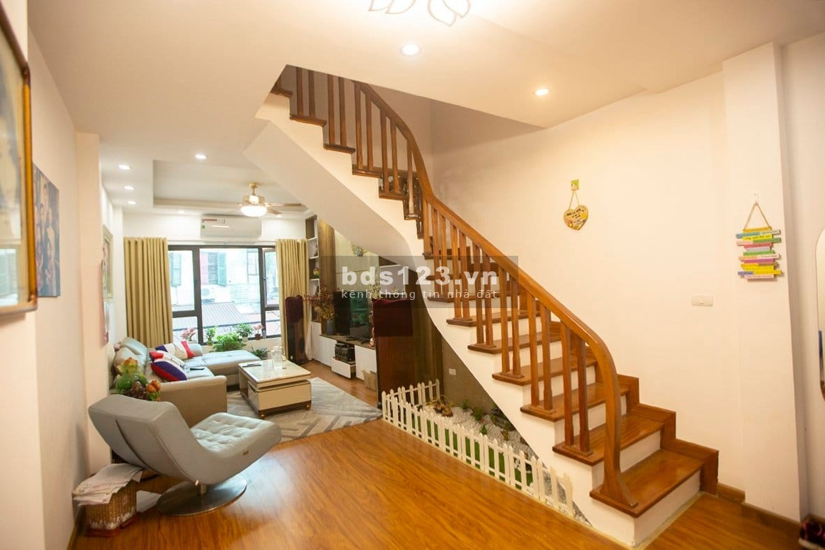 Bán nhà Ba Đình mới xây ba gác tránh nở hậu giếng trời tặng nội thất sổ chính chủ