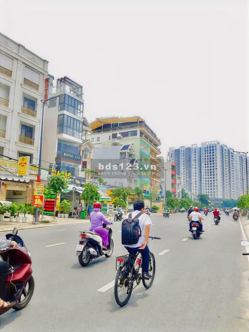 Nhà cũ đường Hòa Bình, DT 44m² (4 x 11m), xe hơi vào nhà, giá chỉ 3,78 tỷ, không lộ giới