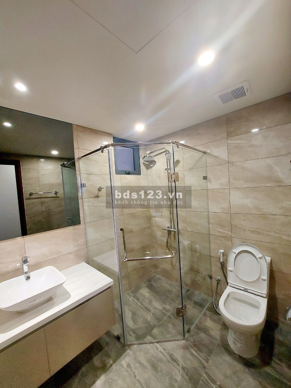 Chính chủ cho thuê FLC 265 Cầu Giấy căn góc 3PN full nội thất giá rẻ 18tr vào luôn. LH 0399437089