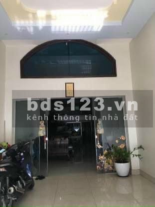 Chính chủ cần bán căn nhà 2 mặt tiền ngay ngã tư Cầu Cất, mặt sau có view hồ rất đẹp